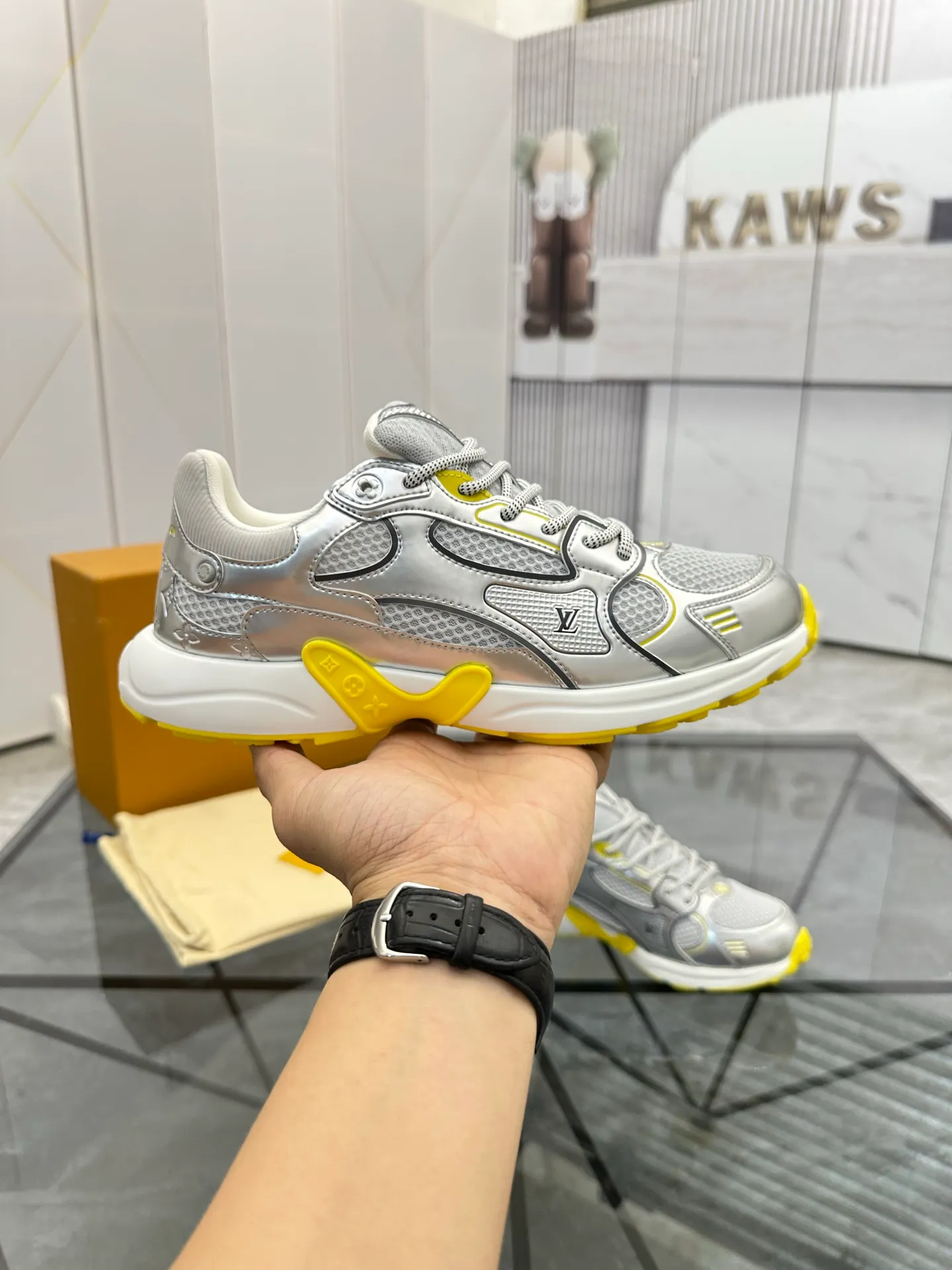Men's shoes: 💰P660¥ Top quality Product trademark: LV* "Louis Vuitton*" low-top casual shoes Regular size: 35-44 (can be customized to 45.46) Couple style Product materials: Upper imported cowhide stitching original material, breathable lining, original outsole. Number: H218